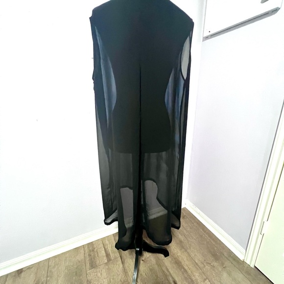 VIDA Blue and Black scenic Sleeveless Cardigan PLUS - Picture 7 of 12